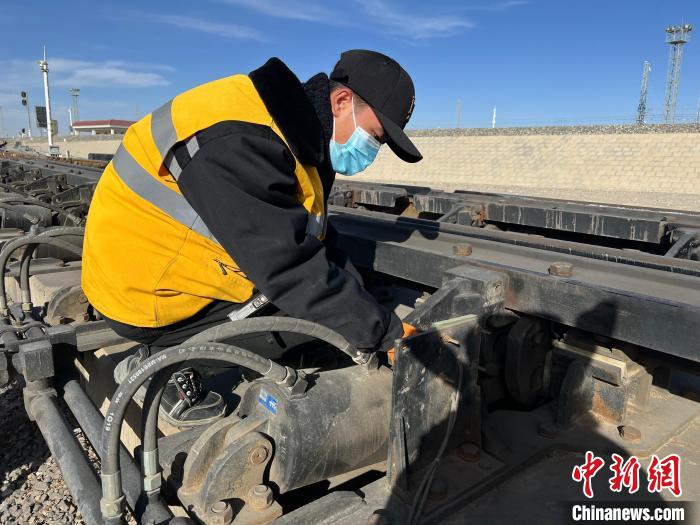 青藏高原最大编组场迎来入冬“体检” 确保列车