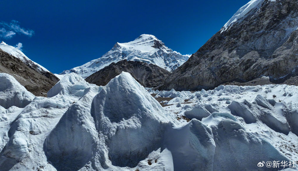 恭喜！我国科考队初次登顶珠峰外8000米以上顶峰