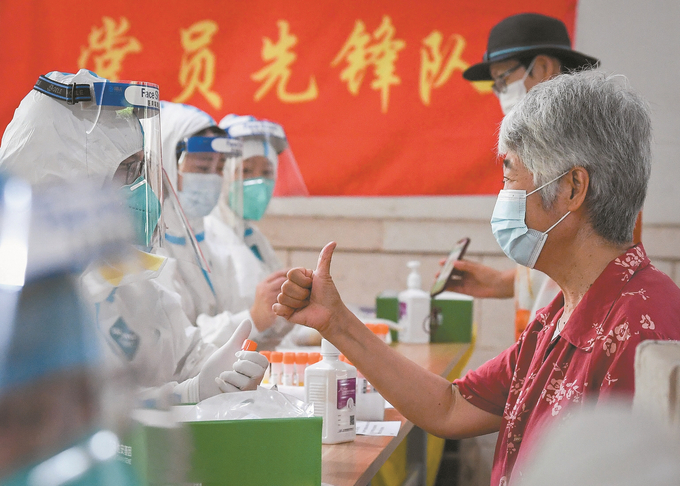 南京市民为核酸采样点医务人员点赞。 万程鹏 摄